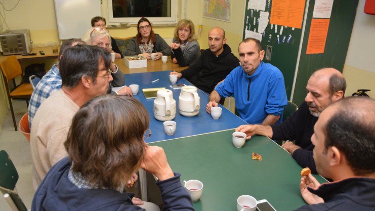 Gespräche am Küchentisch: Gastgeber aus Syrien mit ihren Integrationsbegleitern.